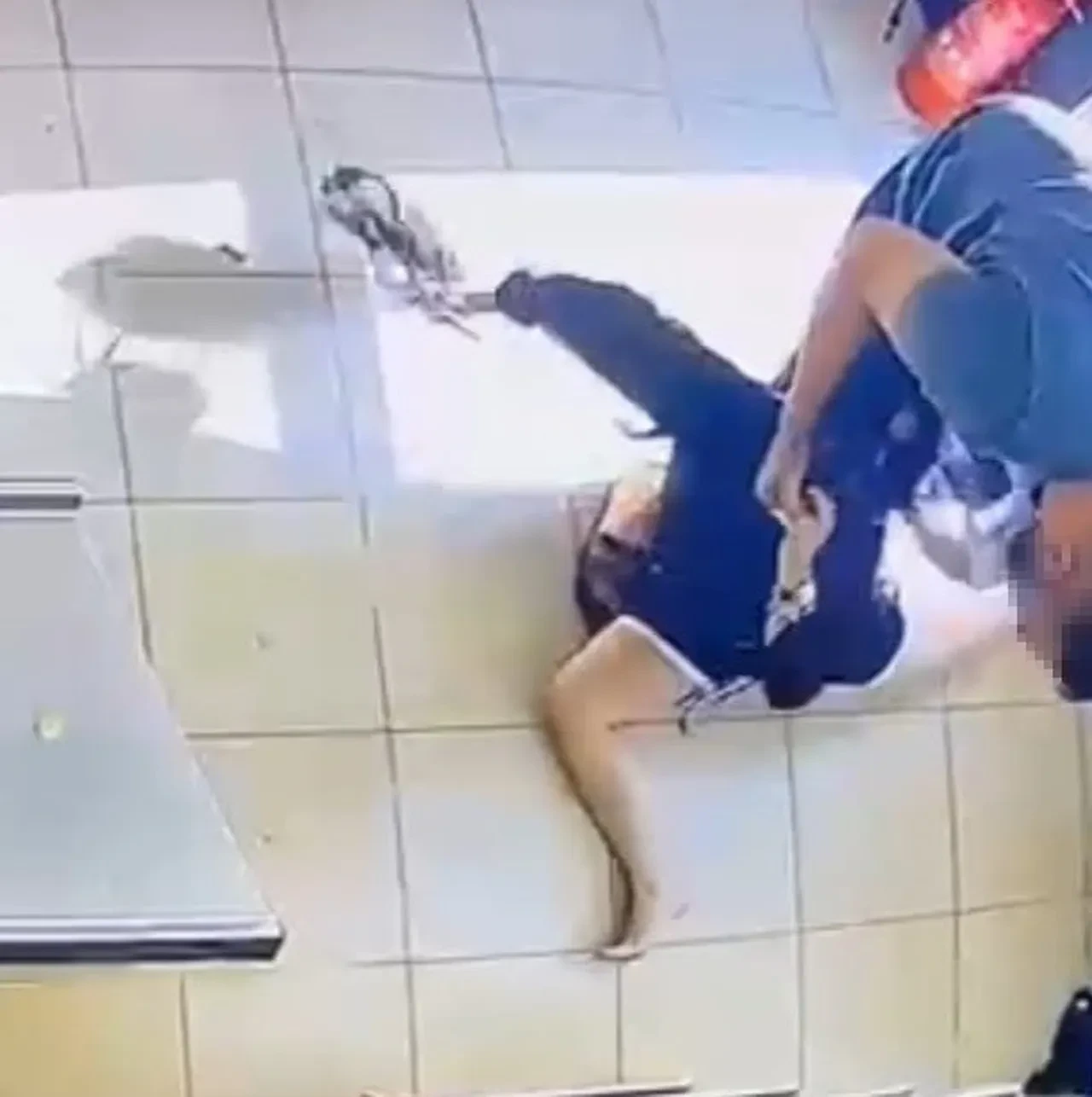 Mersin’de erkek arkadaş dehşeti! Genç kadını yerde sürükledi, kaçtığı araca arkadan defalarca çarptı