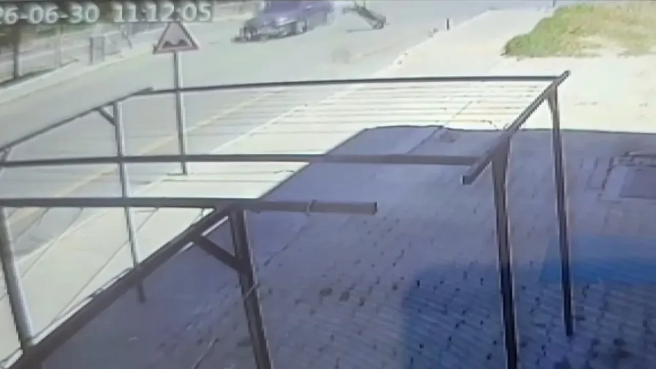 Nevşehir'de korkutan kaza: Otomobil ile motorlu bisikletin çarpışma anı kamerada!