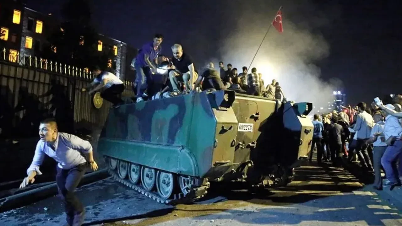Şamil Tayyar 15 Temmuz'da yaşadığını anlattı: TV kanalı darbe ihtimali belirince beni ekrana çıkarmayıp 'Ordu: Yönetime el koydu' yazdı