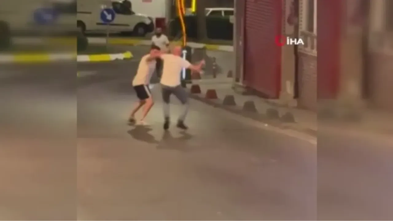 Sokak ortasında bıçak ve sopayla birbirlerine girdiler! O anlar kamerada