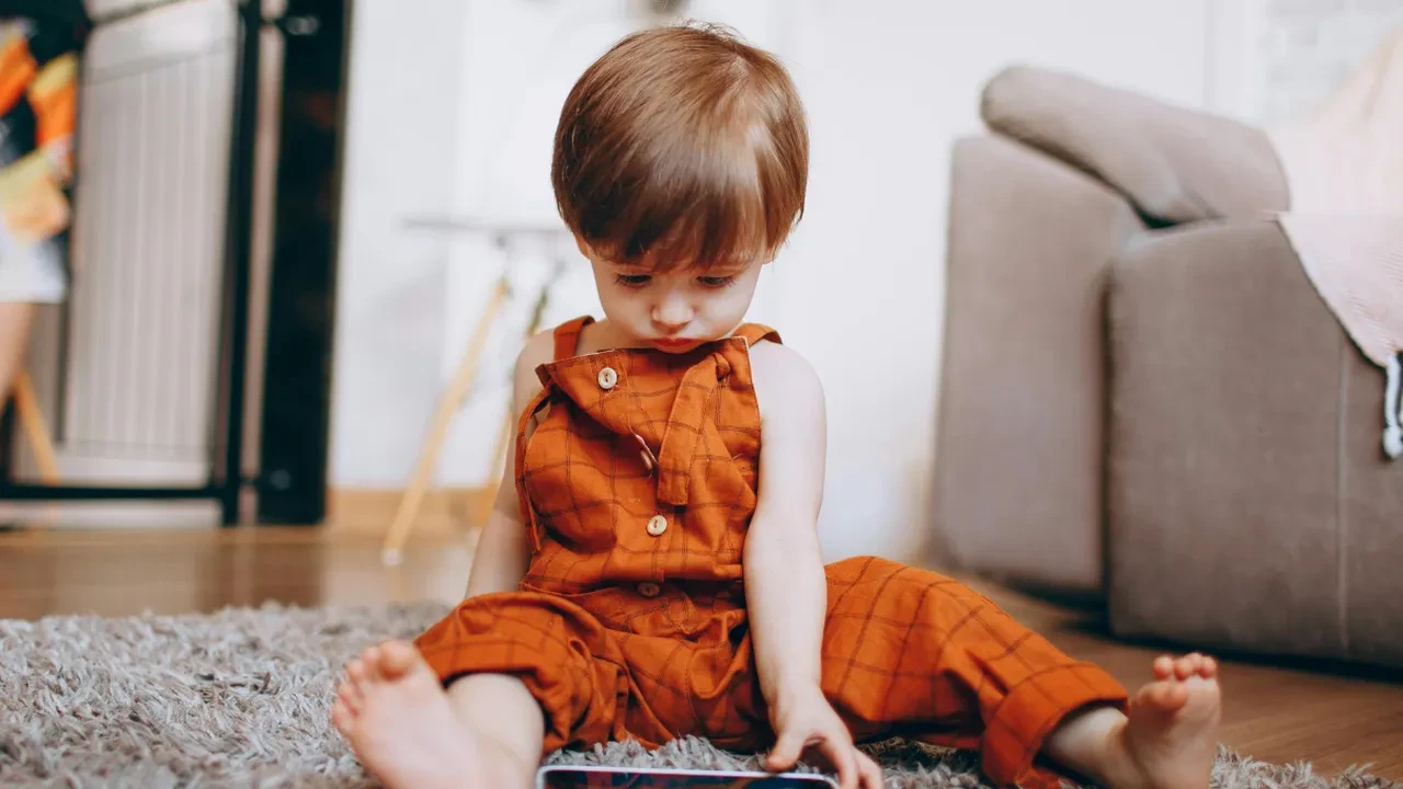 Telefon ve tablet savaşlarına son: Yaz boyunca çocukların ekran süresini kavga etmeden sınırlamanın psikolojik hilesi