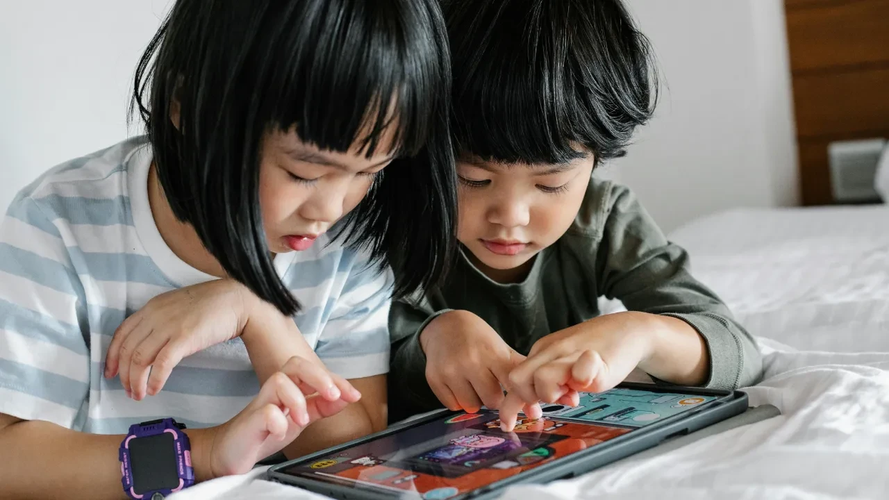 Telefon ve tablet savaşlarına son: Yaz boyunca çocukların ekran süresini kavga etmeden sınırlamanın psikolojik hilesi