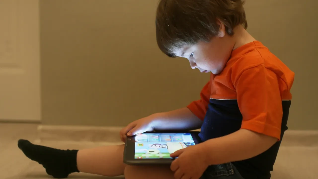 Telefon ve tablet savaşlarına son: Yaz boyunca çocukların ekran süresini kavga etmeden sınırlamanın psikolojik hilesi