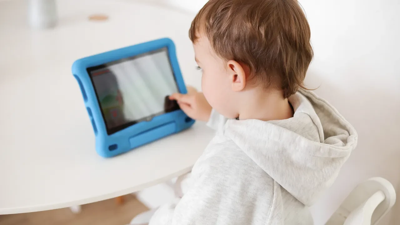 Telefon ve tablet savaşlarına son: Yaz boyunca çocukların ekran süresini kavga etmeden sınırlamanın psikolojik hilesi