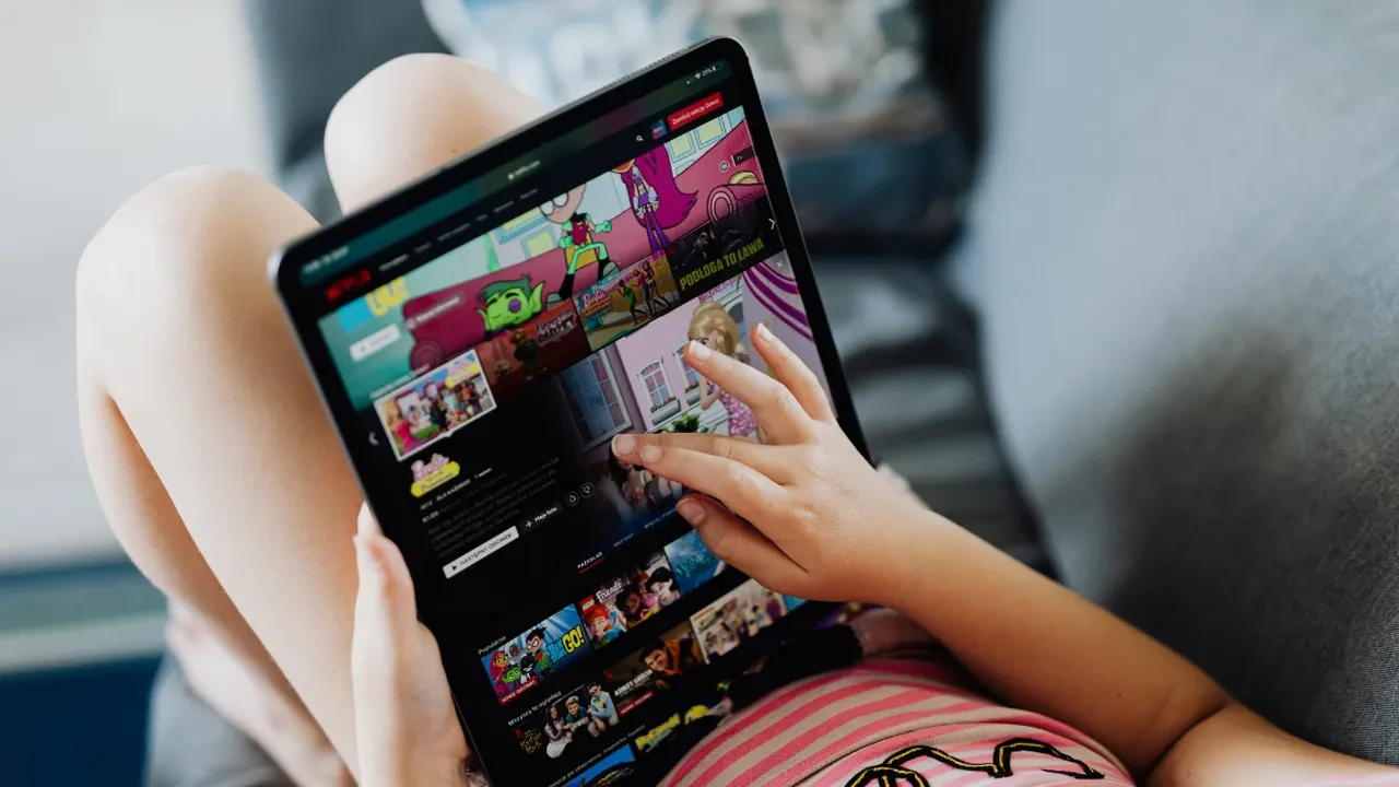 Telefon ve tablet savaşlarına son: Yaz boyunca çocukların ekran süresini kavga etmeden sınırlamanın psikolojik hilesi