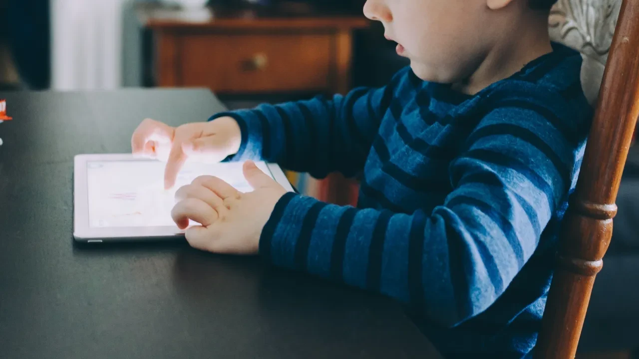 Telefon ve tablet savaşlarına son: Yaz boyunca çocukların ekran süresini kavga etmeden sınırlamanın psikolojik hilesi