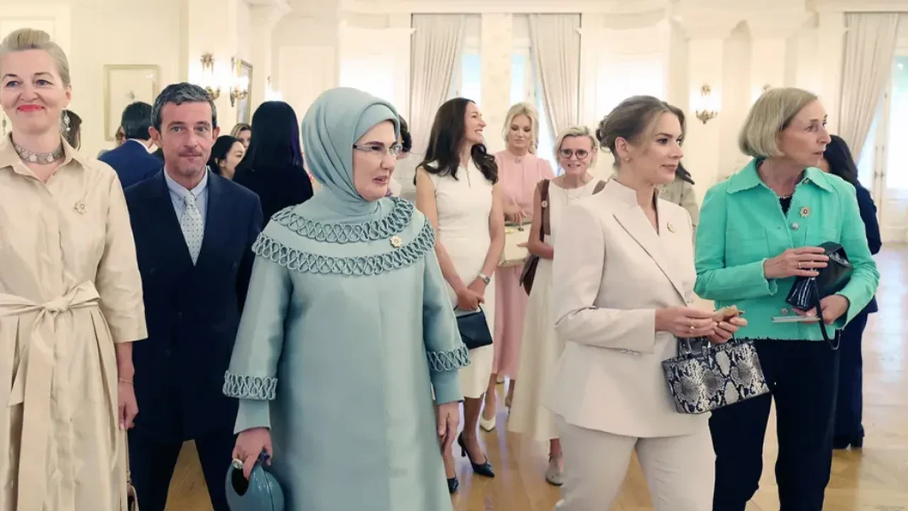 Ajda Pekkan'ın NATO kombini paylaşıldı! Hayranlarından tam not aldı