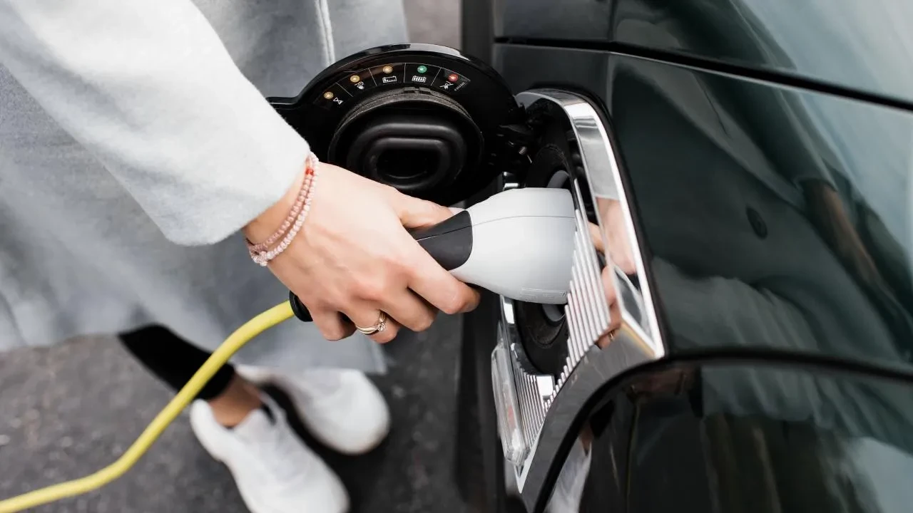 Akaryakıt zammı sonrası elektrikli araç satışlarında yeni tablo: Avrupa'da rekor, Çin'de düşüş