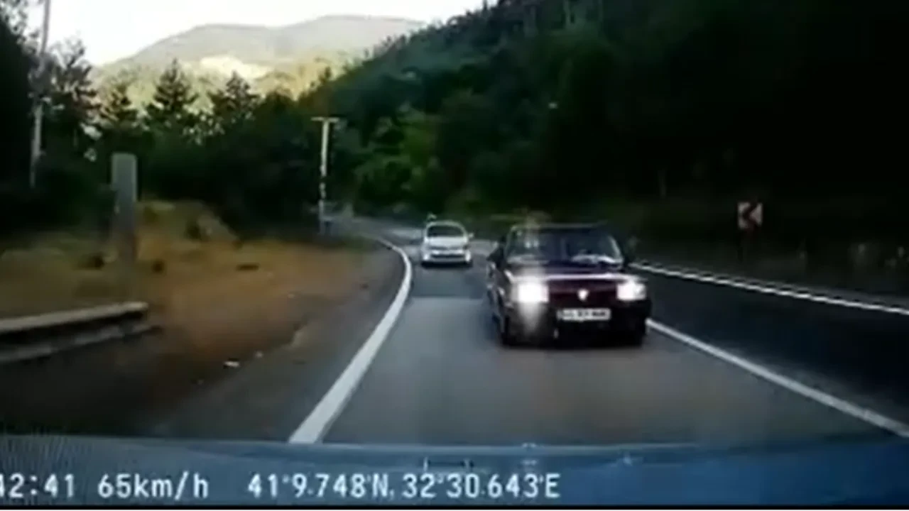 Bütün trafik kurallarını hiçe sayan sürücü araç kamerasında