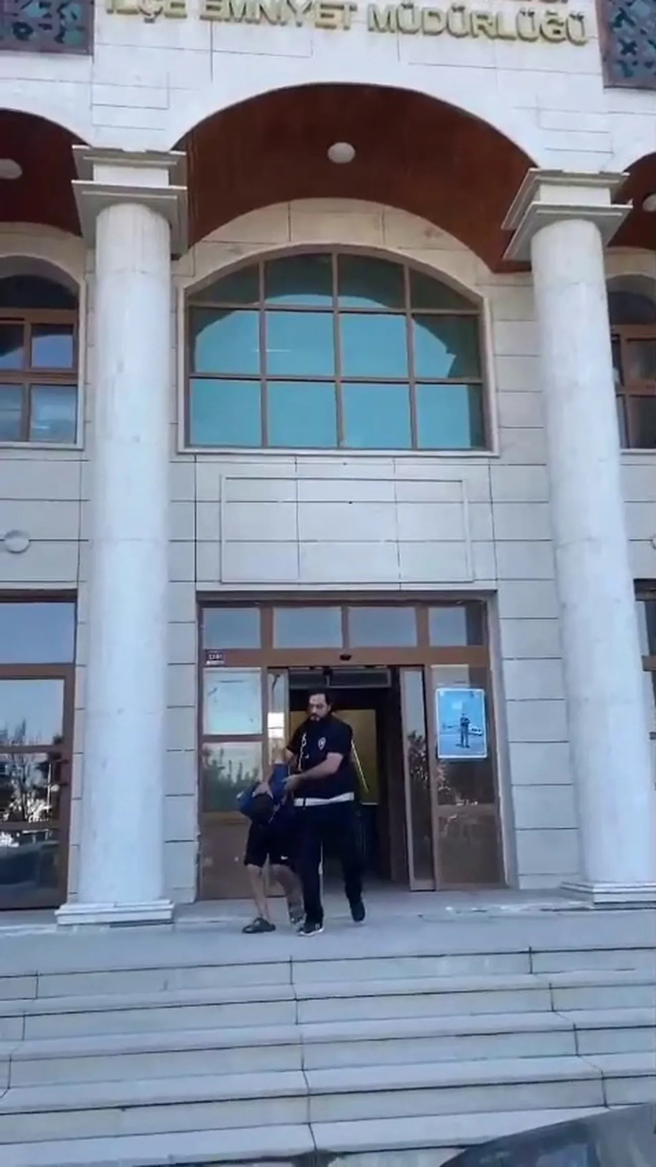 Evlatlarının gözü önünde eşinden bıçakla dayak yemişti, şikayetçi olmadı