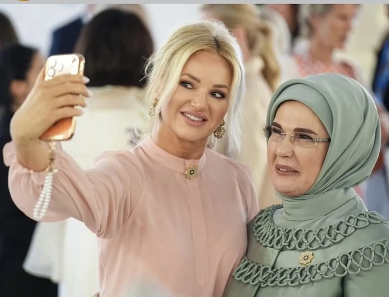 NATO zirvesi'nde Ajda Pekkan detayı! Liderlerin eşleri Emine Erdoğan'ın davetine hayran kaldı