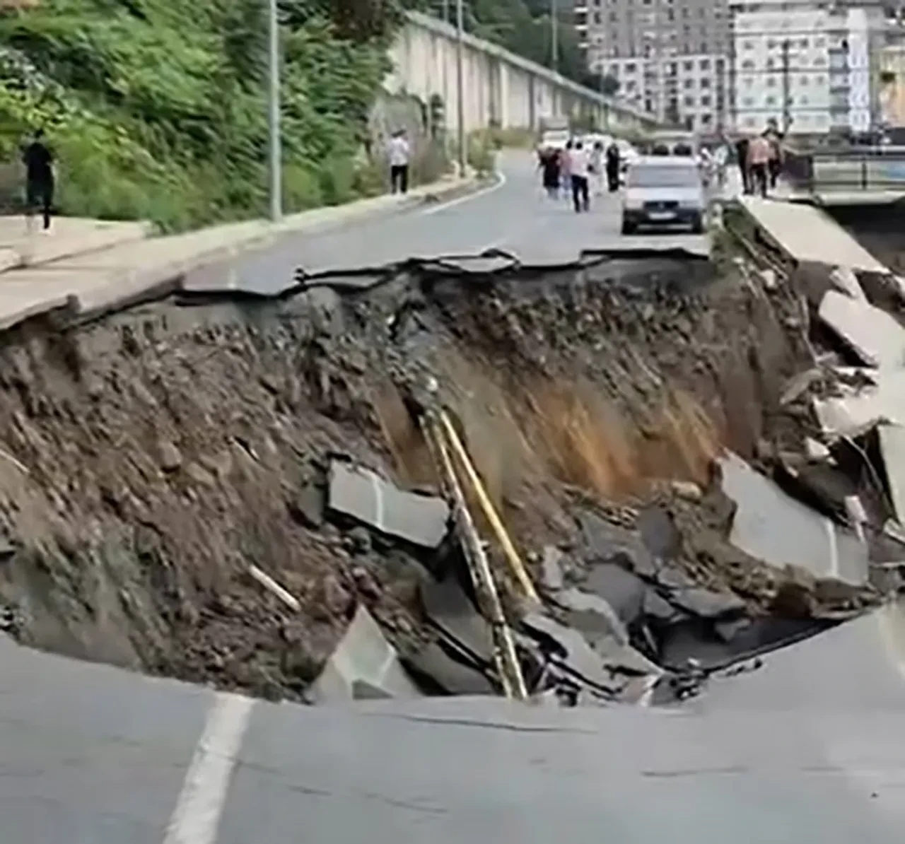 Rize merkezde yol tamamen çöktü: Mahallede 2 bina tahliye edildi