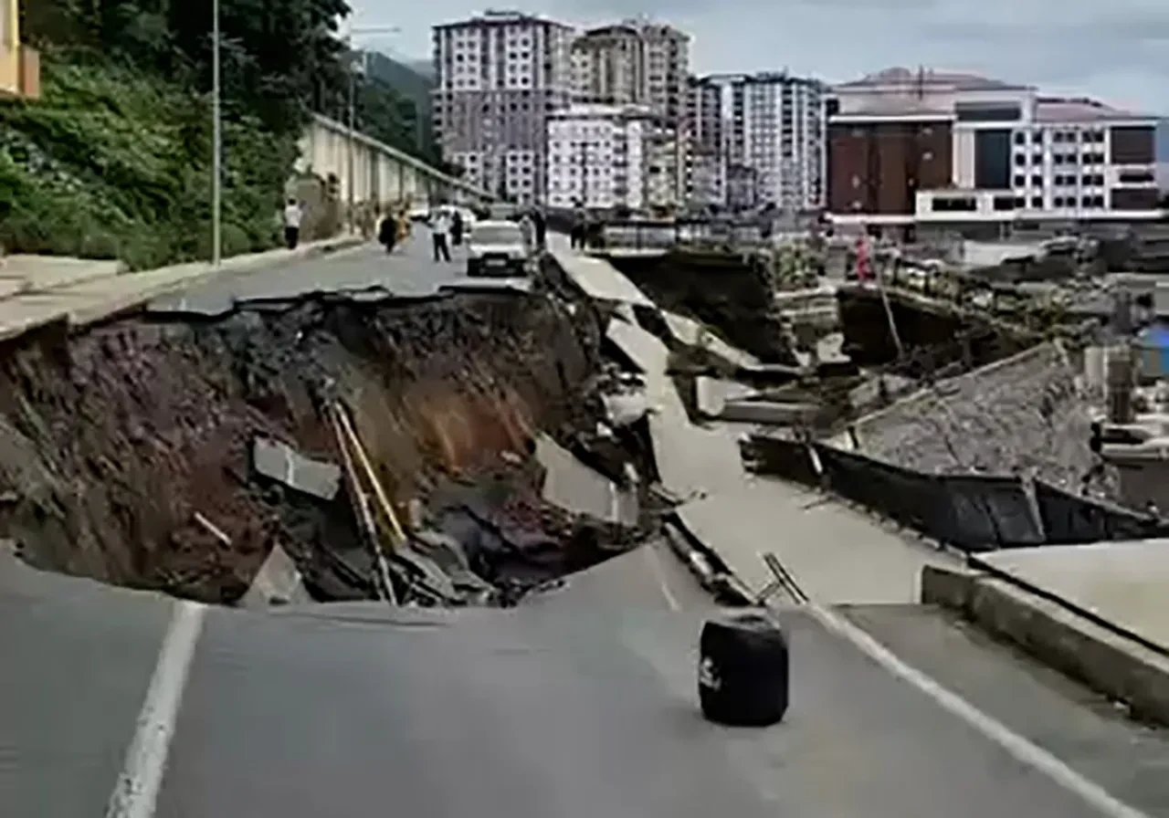 Rize merkezde yol tamamen çöktü: Mahallede 2 bina tahliye edildi