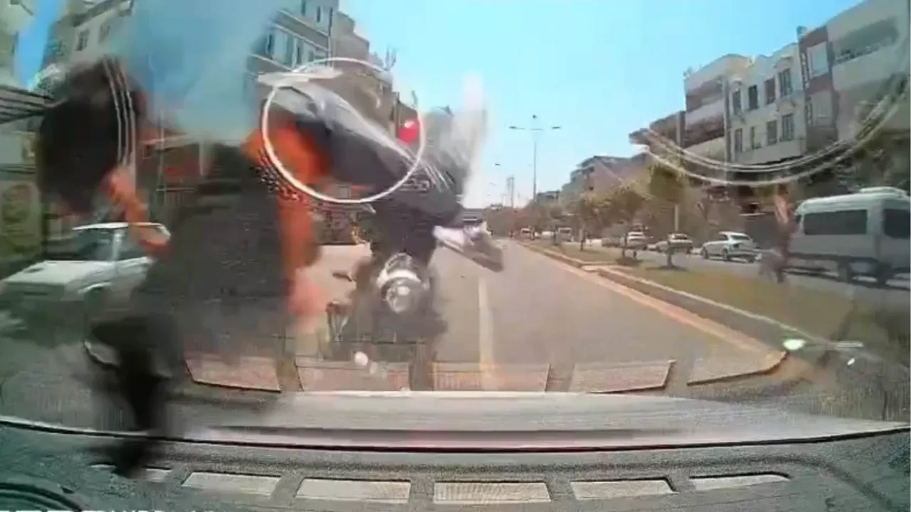 Şanlıurfa'da dehşet görüntüler! Otomobile arkadan çarpan motosikletliler havada taklalar attı: İşte korkunç görüntüler 