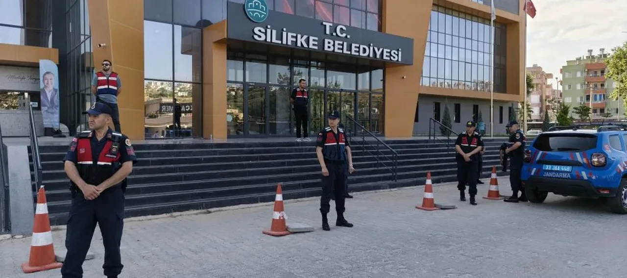 Silifke Belediyesi rüşvet soruşturmasında başkan yardımcısı dahil 2 kişi daha tutuklandı
