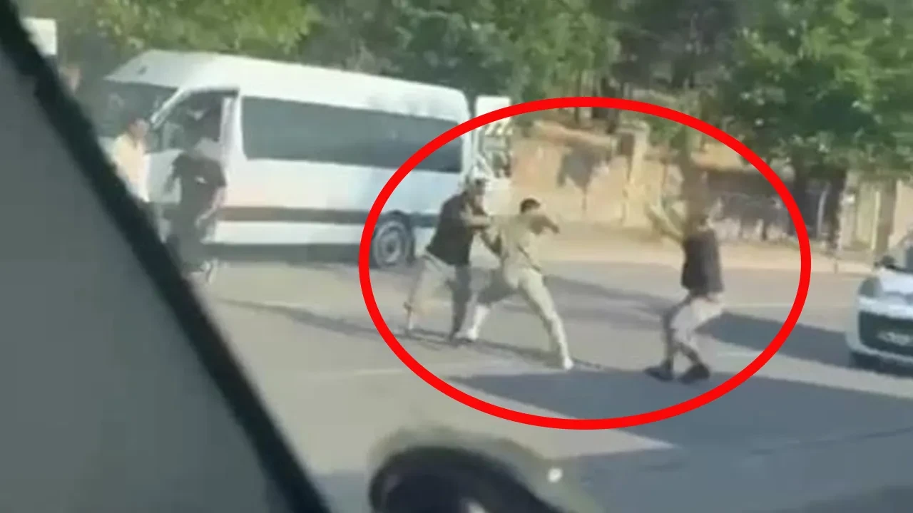 Trafikte dehşet anları! 4 maganda bir kişiyi demir sopalarla böyle dövdü: Korkunç anlar kamerada 