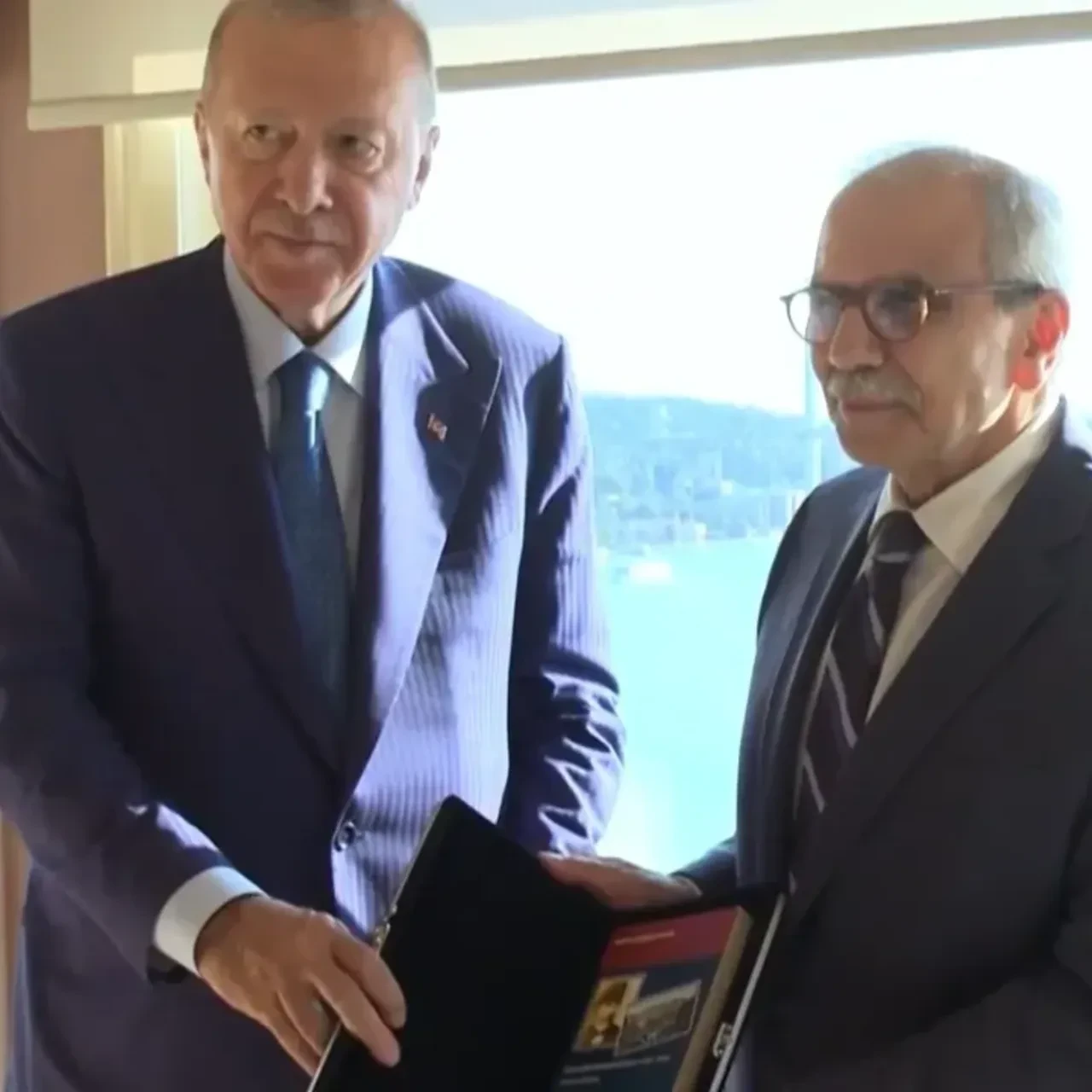Cumhurbaşkanı Erdoğan'dan Lübnan Başbakanı Selam'ı duygulandıran hediye: Osmanlı yıllarını hatırlattı