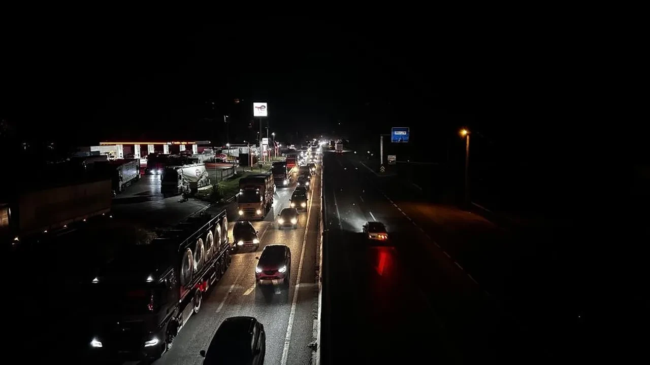 D-650'de kilometrelerce kuyruk: Araçların hali havadan görüntülendi