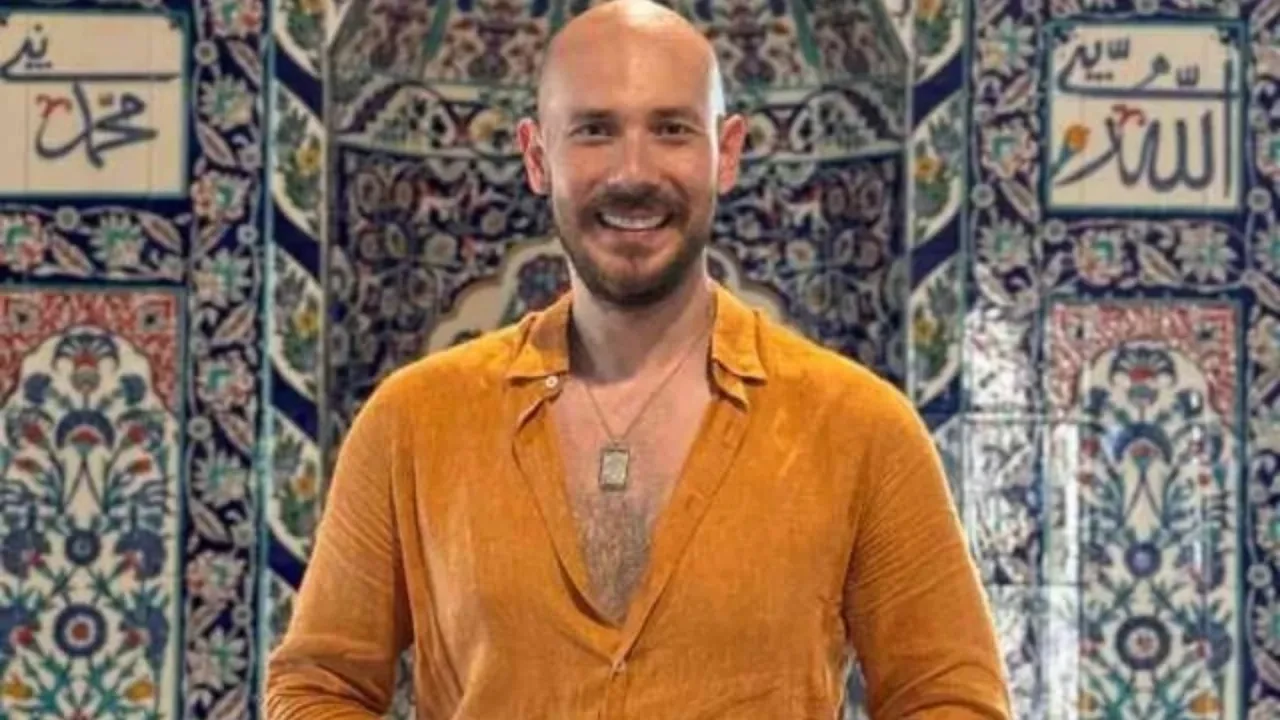 Foşur foşur temizlik videolarıyla tanınan Cem Özkök'ten duygulandıran paylaşım! Çocukluk fotoğrafı gündem oldu