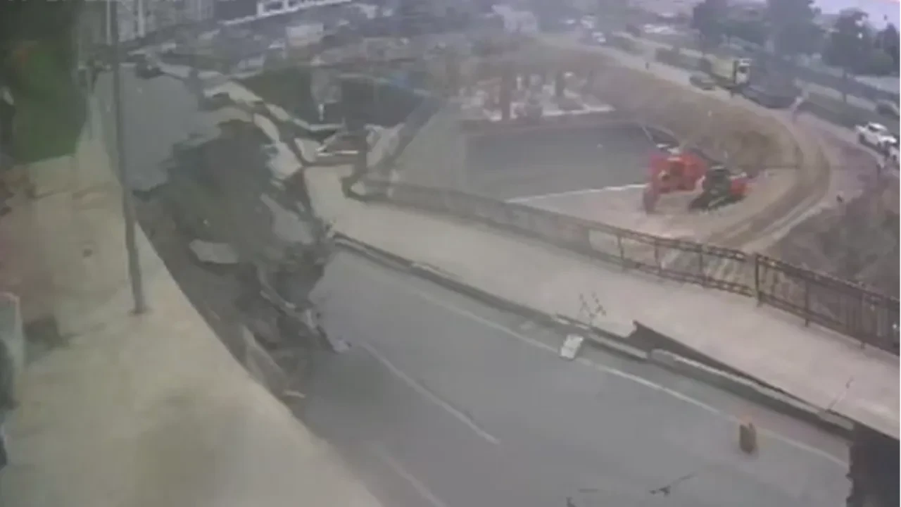 Korku dolu anlar! Rize'de yol çökme olayı kamerada