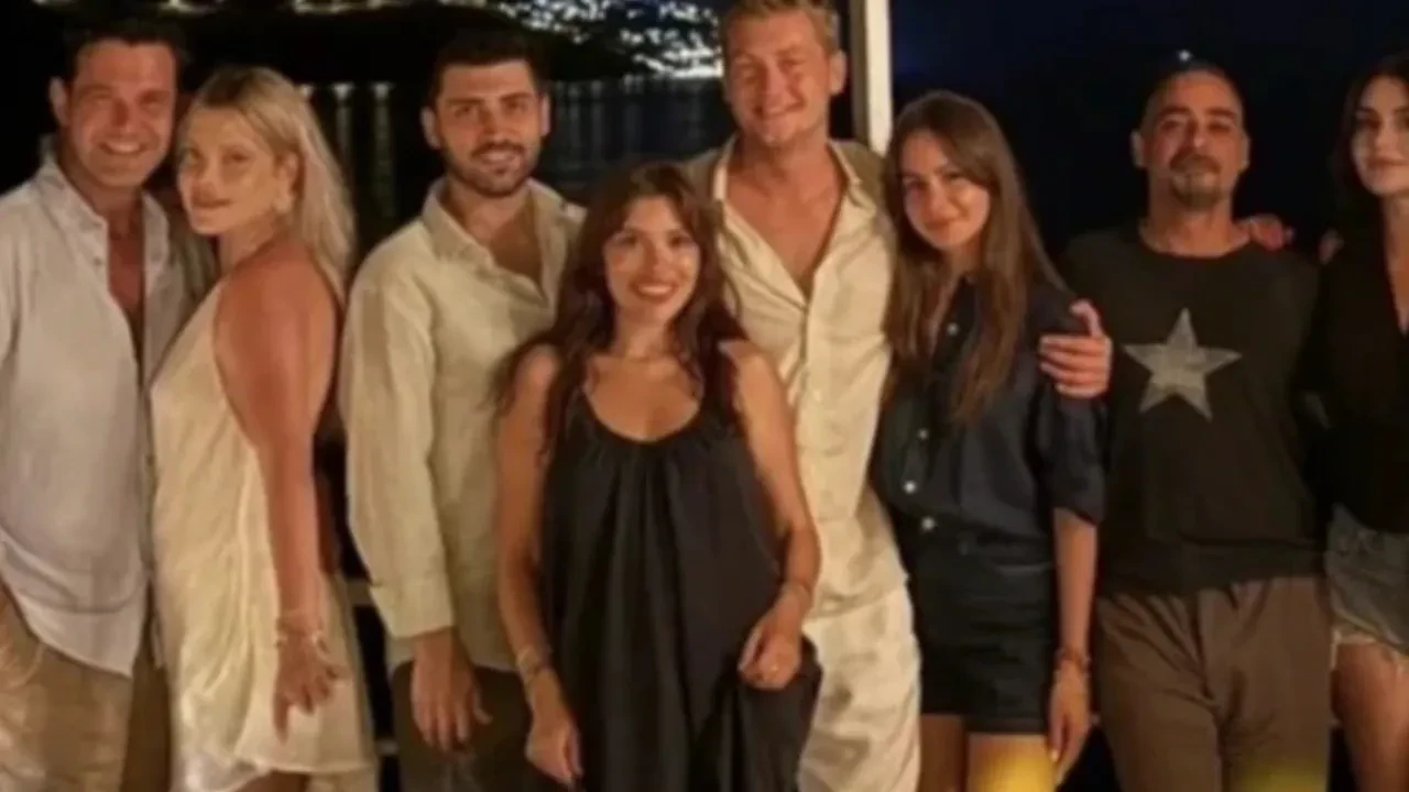 Naz Sayıner ile Erdem Şanlı tatilde görüntülendi! Sette başlayan aşk Çeşme'de ortaya çıktı