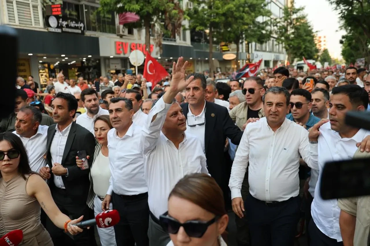 Özgür Özel CHP'deki ayrışmadan nasıl çıkacaklarını açıkladı! 'Çok yakında' diyerek yeni partinin sinyalini bir kez daha verdi