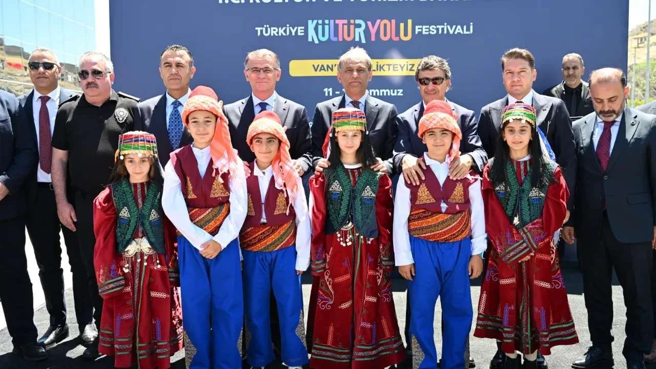 Van’da dokuz gün sürecek kültür, sanat ve lezzet şöleni başladı