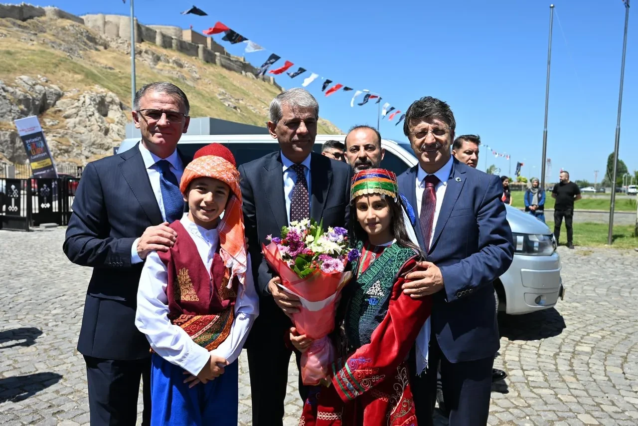 Van’da dokuz gün sürecek kültür, sanat ve lezzet şöleni başladı