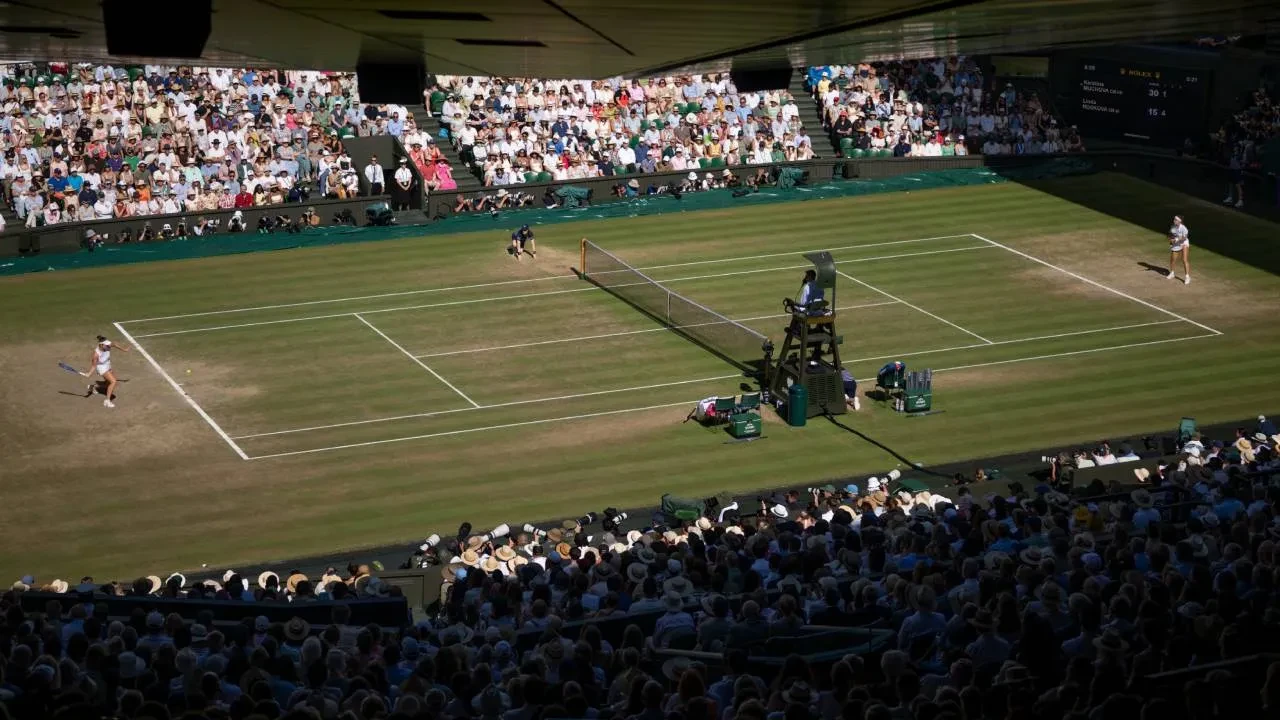 Wimbledon'da kadınlarda şampiyon Linda Noskova! Karolina Muchova'yı 2-1 yendi