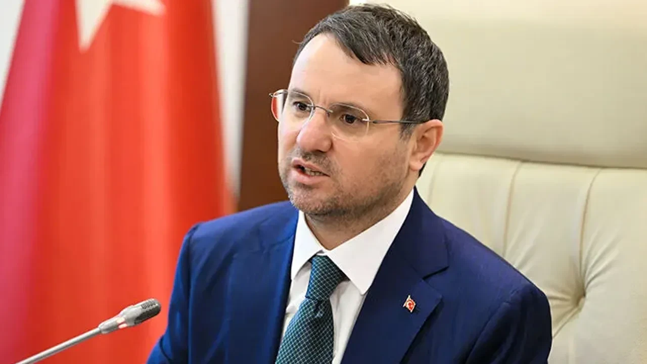 Adalet Bakanı Akın Gürlek Özgür Özel'den kazandığı 150 bin liralık tazminatı Kızılaya bağışladı