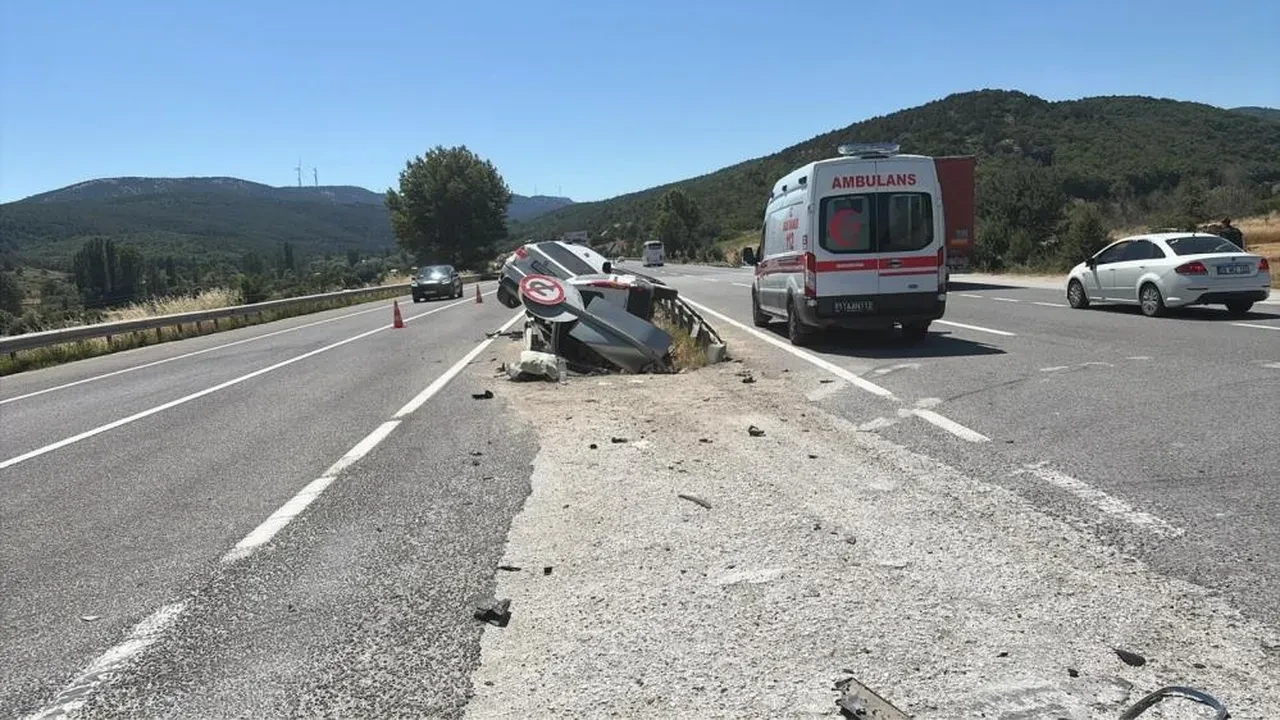 Bilecik'te hatalı sollama faciaya neden oldu: Otomobiller çarpıştı, yol savaş alanına döndü