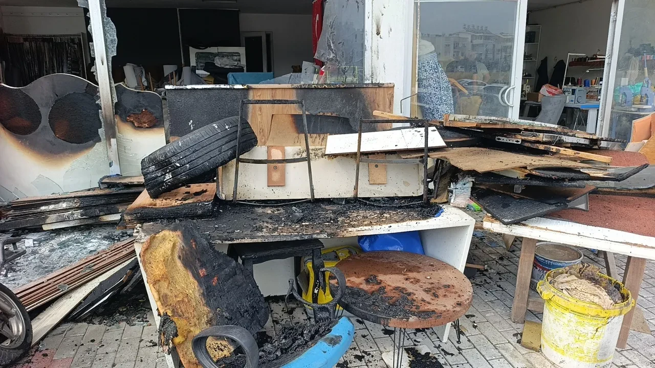 Çocuğun ateşle oyunu felaketle bitti: Alt kattaki iş yeri küle döndü