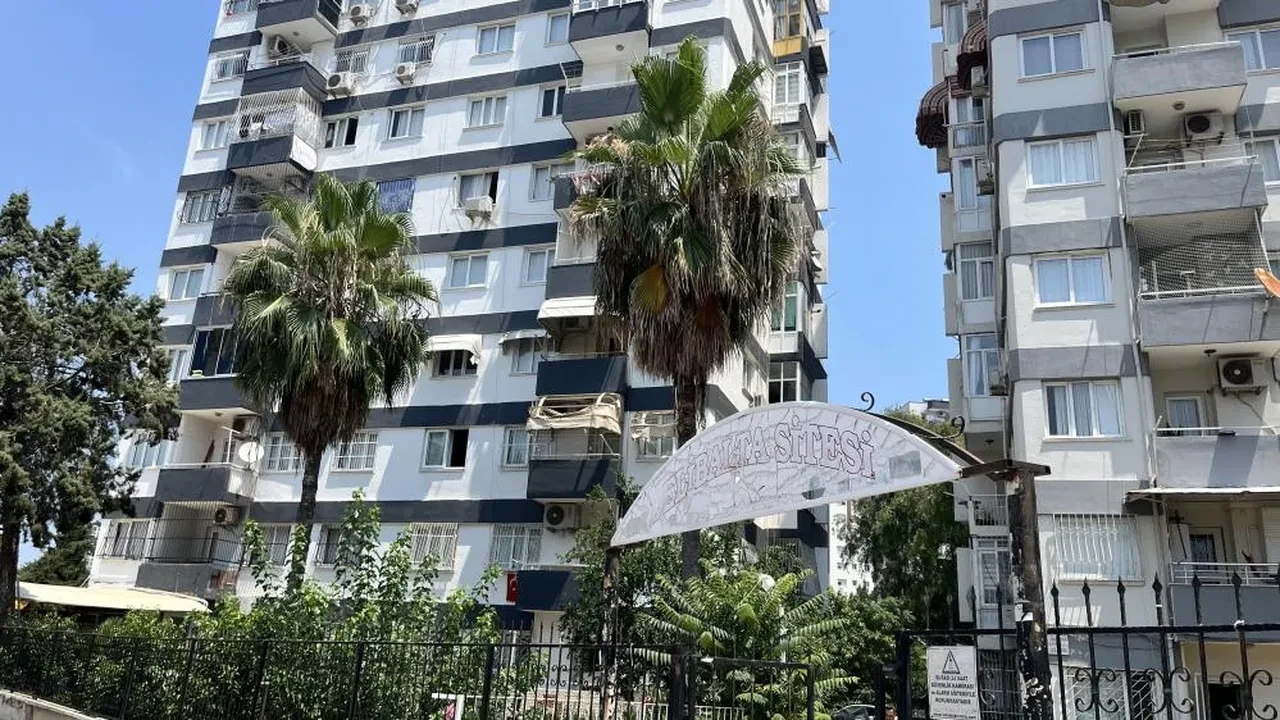 Çukurova’da can pazarı: Canını kurtarmak için kaçan karısını bina kapısında yakalayıp canice saldırdı