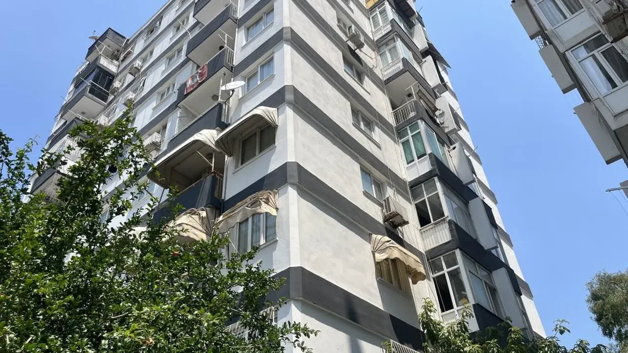 Çukurova’da can pazarı: Canını kurtarmak için kaçan karısını bina kapısında yakalayıp canice saldırdı