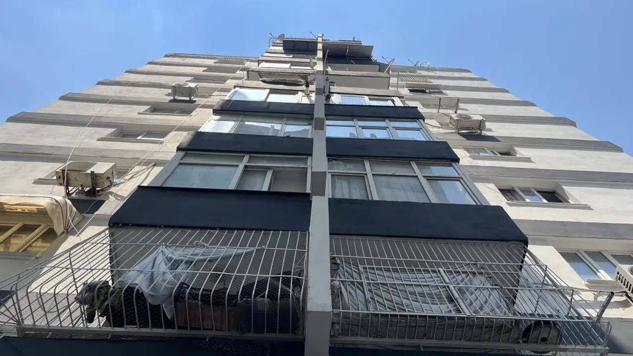 Çukurova’da can pazarı: Canını kurtarmak için kaçan karısını bina kapısında yakalayıp canice saldırdı