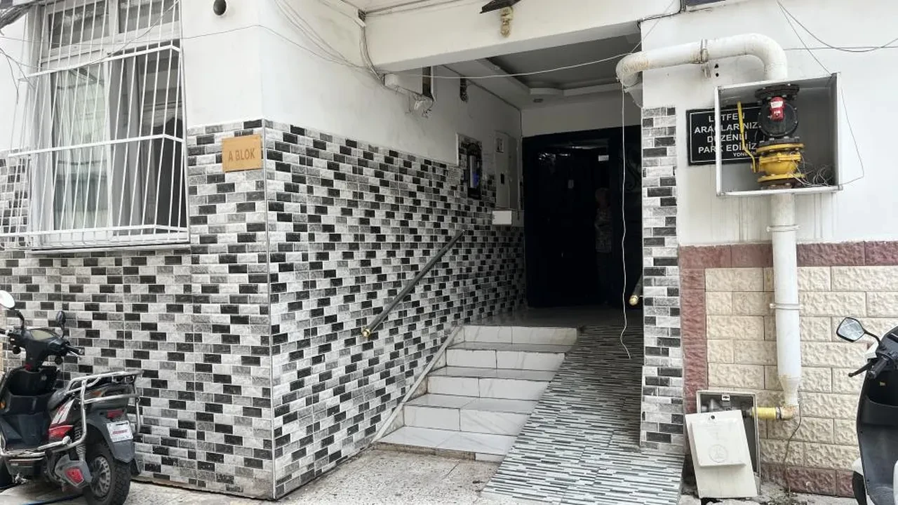 Çukurova’da can pazarı: Canını kurtarmak için kaçan karısını bina kapısında yakalayıp canice saldırdı