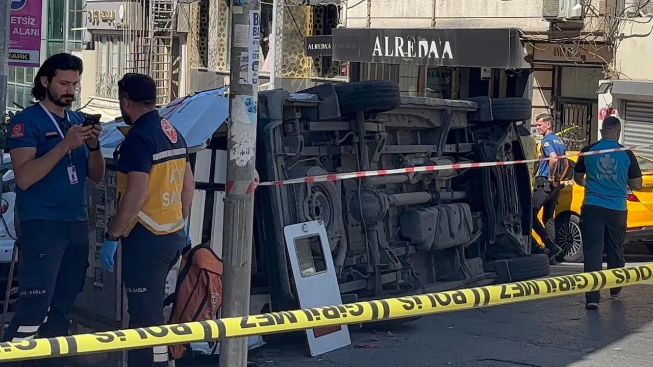 Fatih'te İETT otobüsü ile ambulansın çarpıştığı kaza kamerada