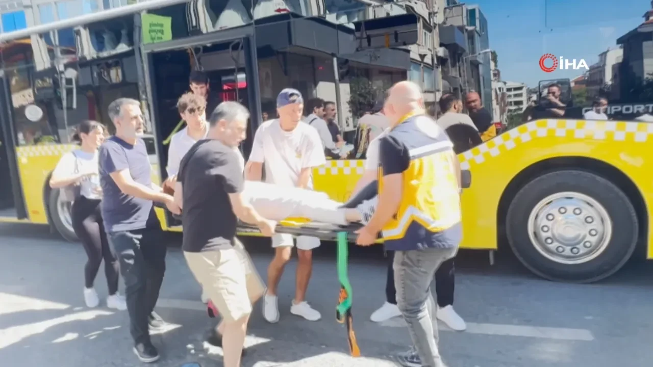 İETT otobüsü ile ambulans çarpıştı: Olay yerine çok sayıda ekip sevk edildi