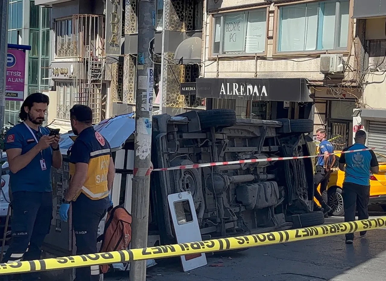 İETT otobüsü ile ambulans çarpıştı: Olay yerine çok sayıda ekip sevk edildi