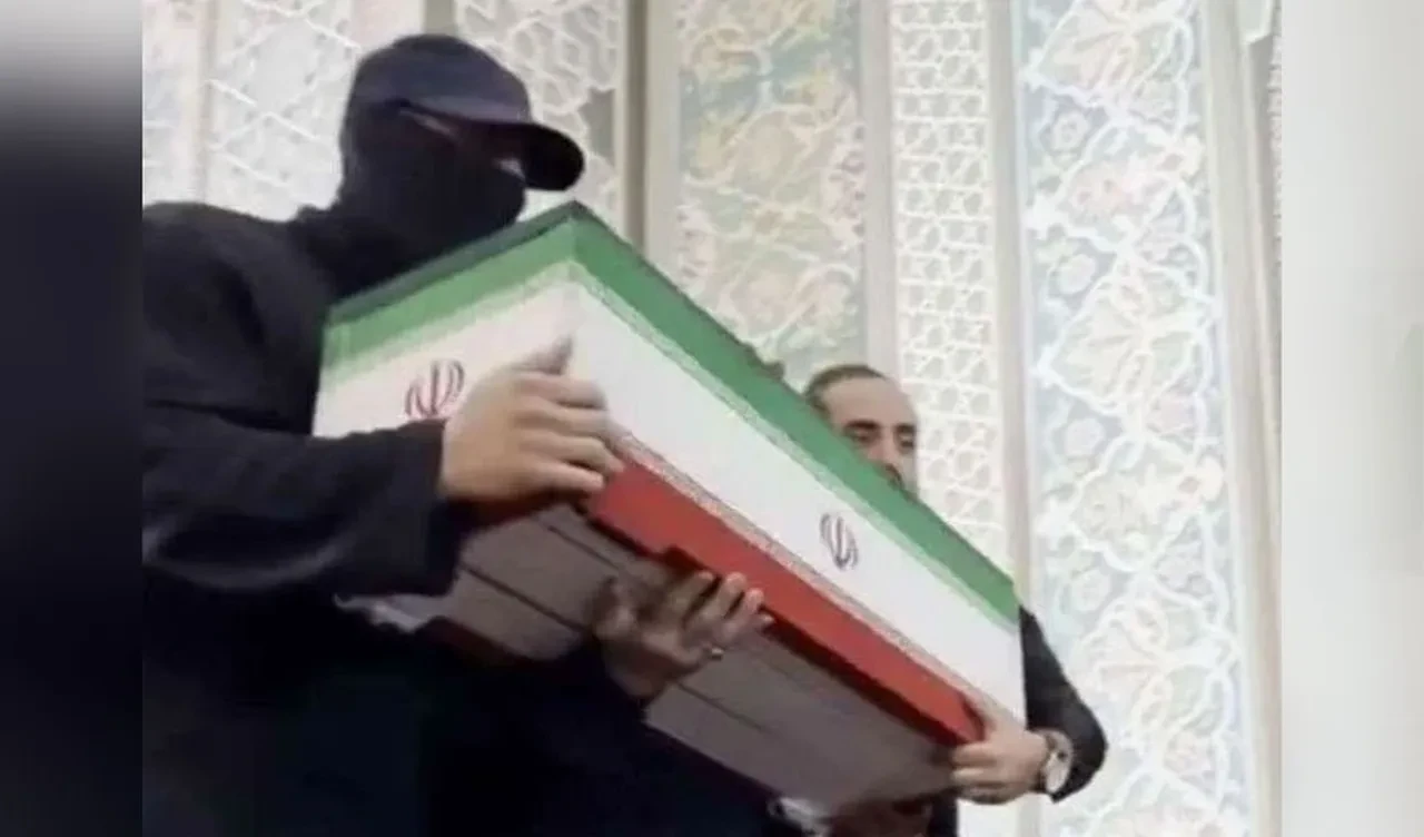 İran'ın eski dini lideri Ali Hamaney'in cenazesindeki maskelinin kim olduğu ortaya çıktı