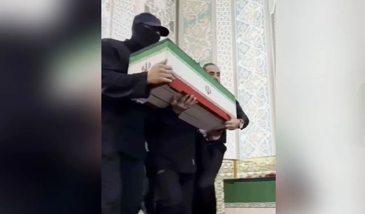 İran'ın eski dini lideri Ali Hamaney'in cenazesindeki maskelinin kim olduğu ortaya çıktı