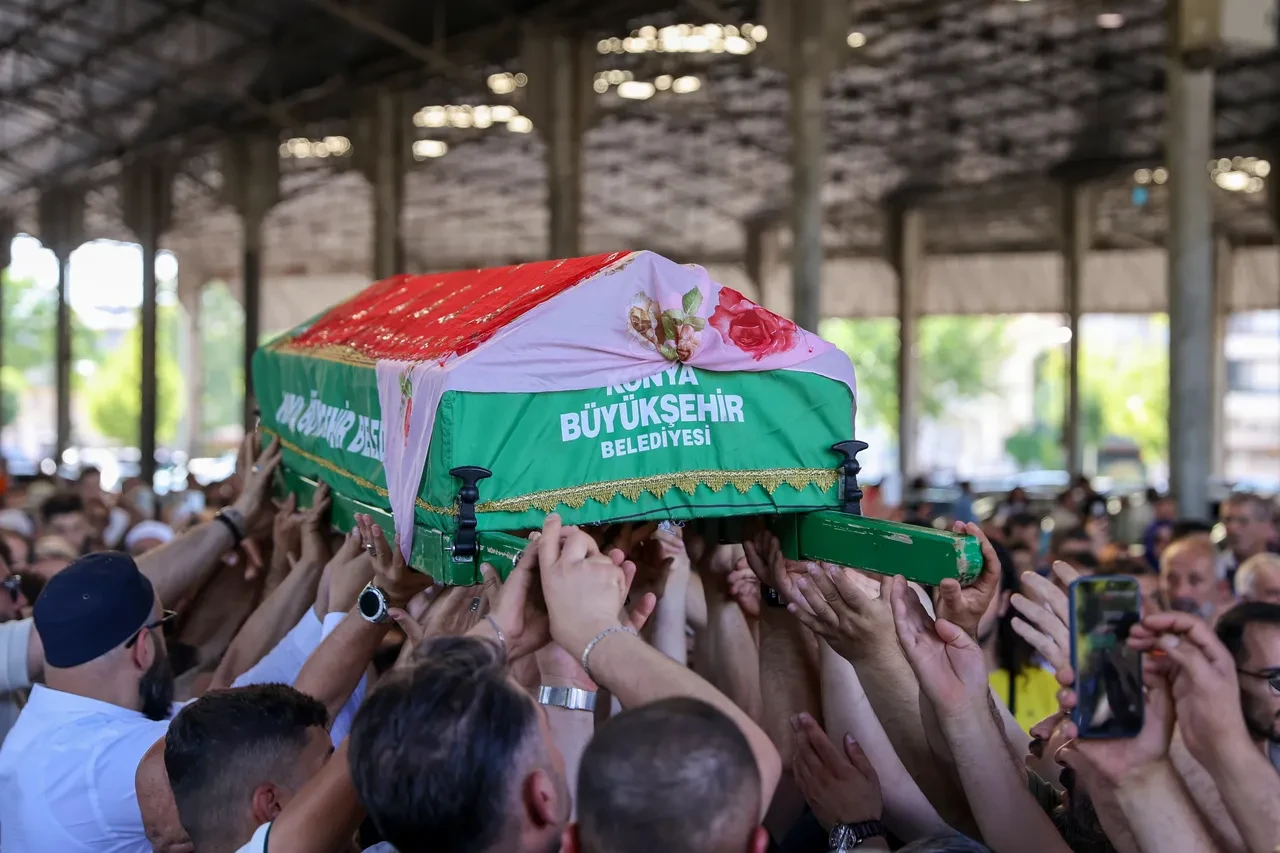 Konya'nın "Kırmızılı Kadını" hayatını kaybetti: O rengin ardındaki hikaye yürek burkuyor