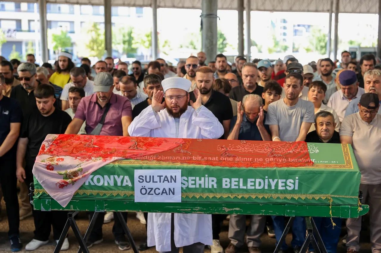 Konya'nın "Kırmızılı Kadını" hayatını kaybetti: O rengin ardındaki hikaye yürek burkuyor