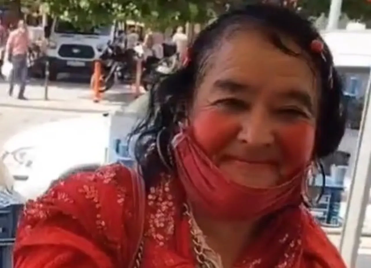 Konya'nın "Kırmızılı Kadını" hayatını kaybetti: O rengin ardındaki hikaye yürek burkuyor