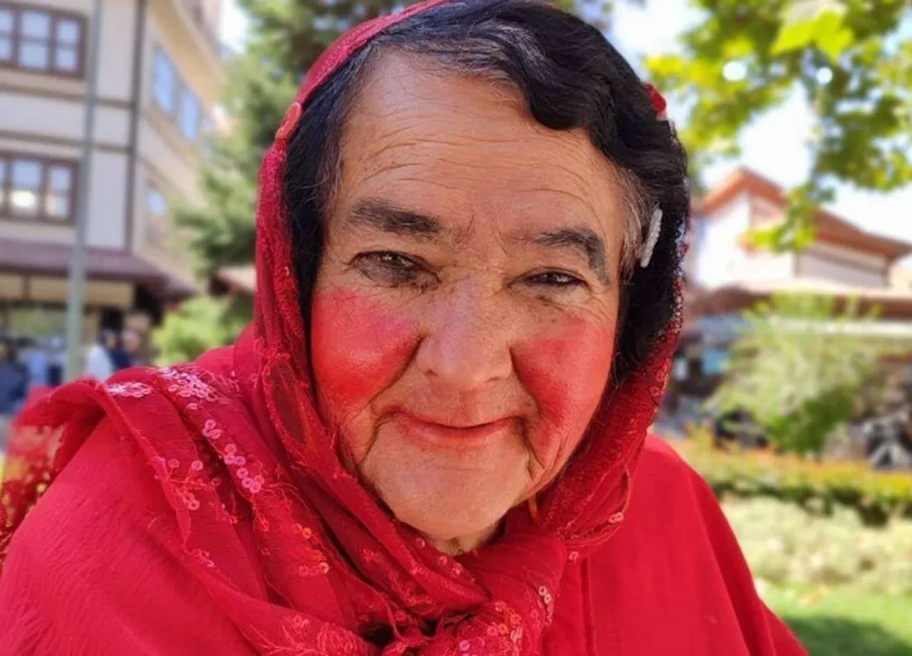 Konya'nın "Kırmızılı Kadını" hayatını kaybetti: O rengin ardındaki hikaye yürek burkuyor