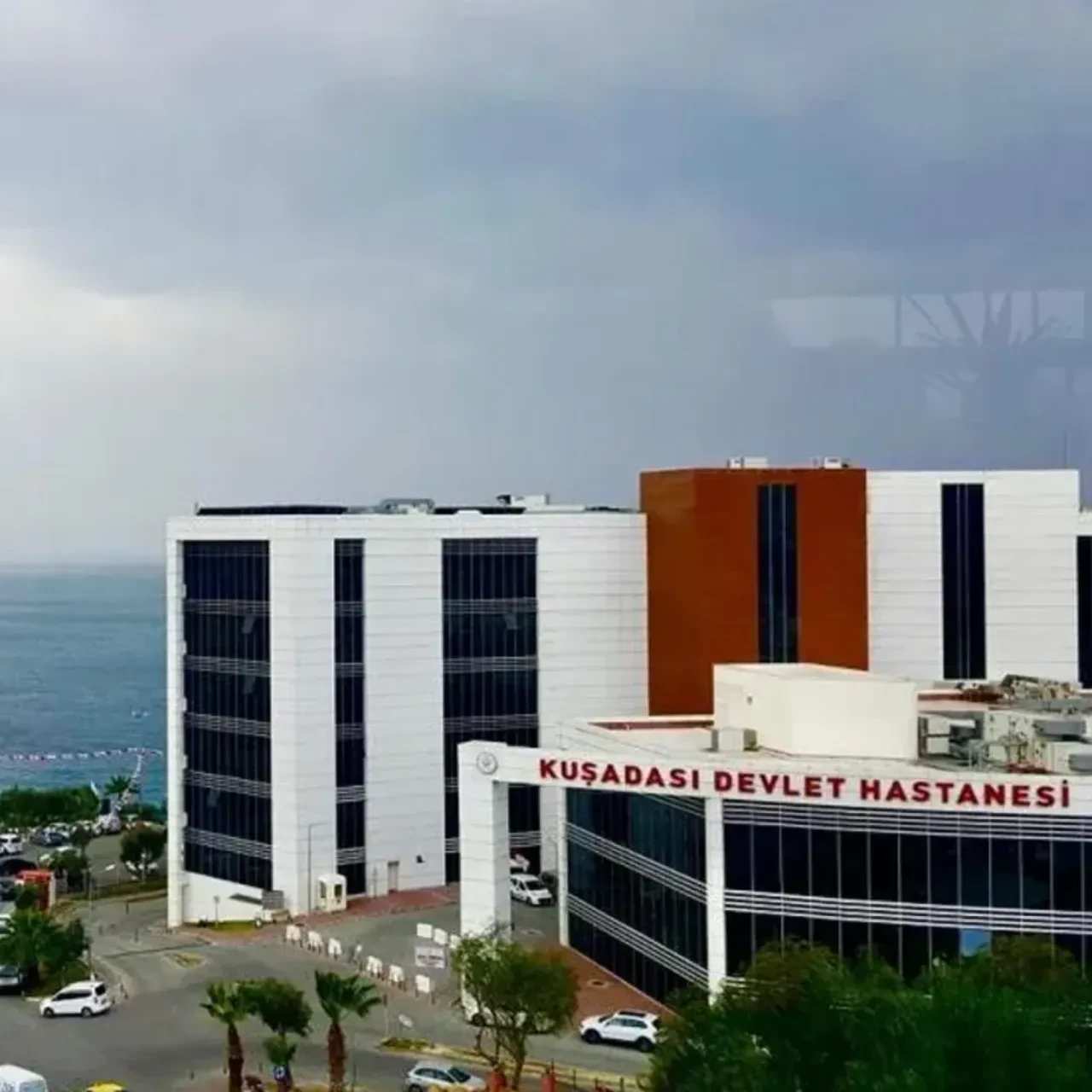 Kuşadası'nda 5 yıldızlı otelde zehirlenme iddiası: 30 kişi hastaneye kaldırıldı