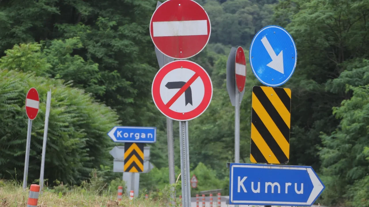 Bir kavşakta tam 29 tabela! Sürücüler hangi yöne gideceğini şaşırıyor