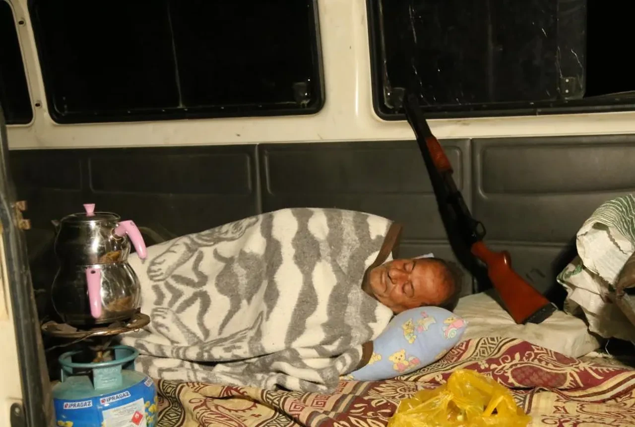 Çiftçilerin 'beyaz altın' nöbeti! 15 gün tarlada bekleyince kalitesi ve fiyatı uçuyor 