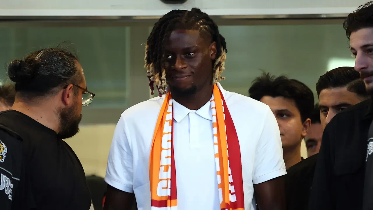 /spor/galatasarayin-yeni-transferi-ugochukwu-istanbula-geldi-genc-oyuncu-ilk-aciklamasini-y-3347312
