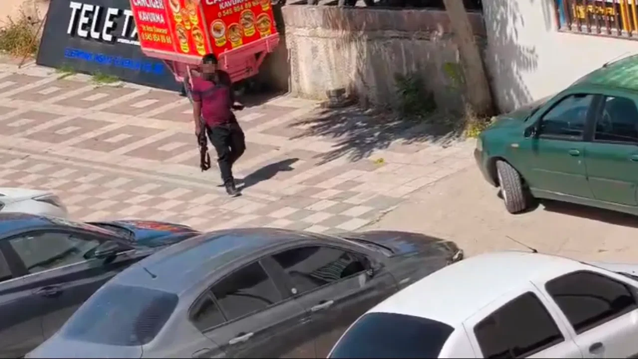 Malatya'da pompalı tüfek dehşeti: Sokak ortasında rastgele ateş açtı!